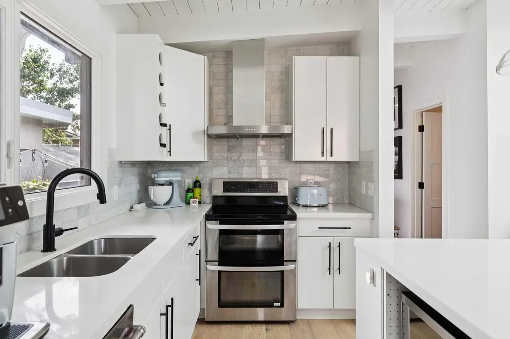 735 53 Avenue SW Calgary AB T2V 0C4