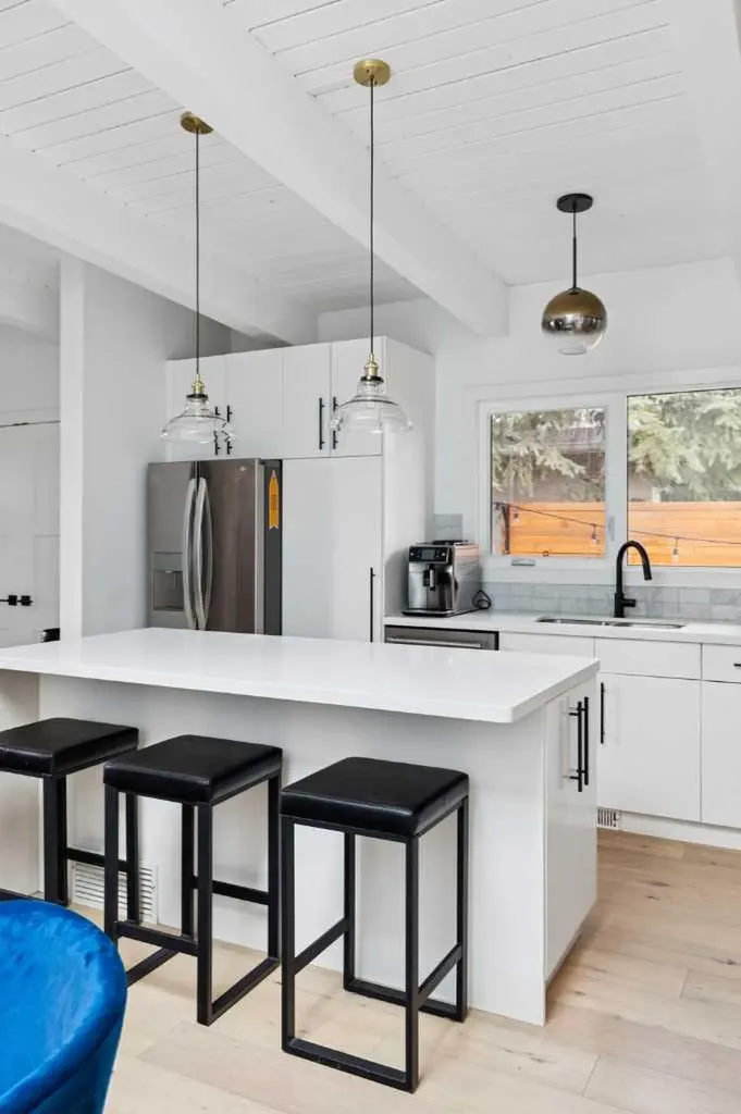 735 53 Avenue SW Calgary AB T2V 0C4