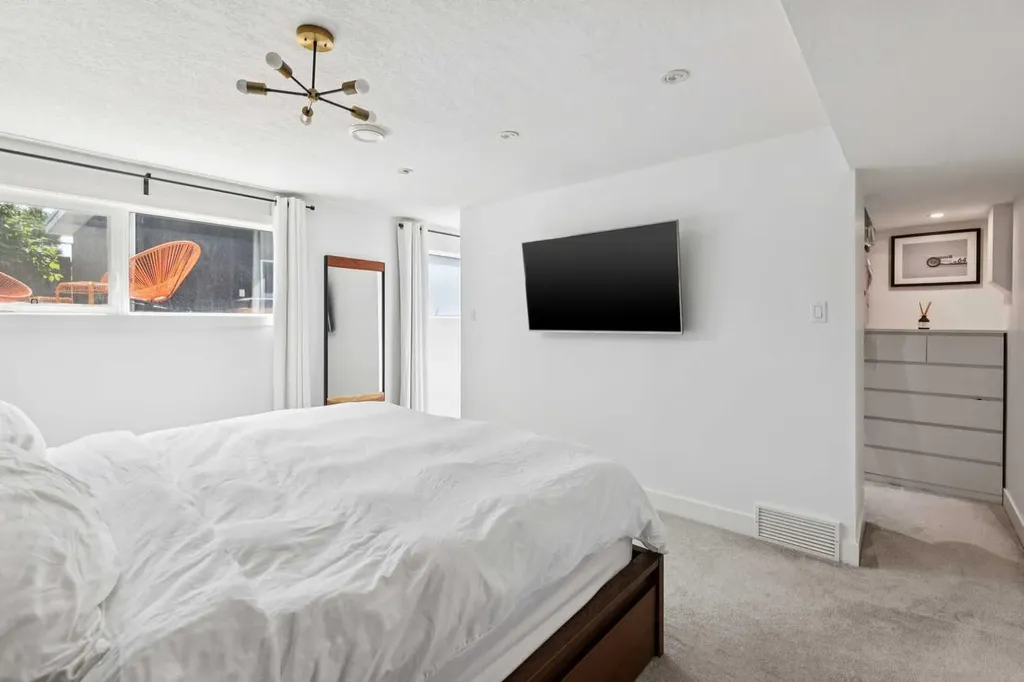 735 53 Avenue SW Calgary AB T2V 0C4