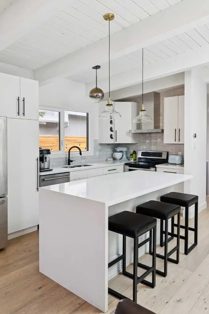 735 53 Avenue SW Calgary AB T2V 0C4