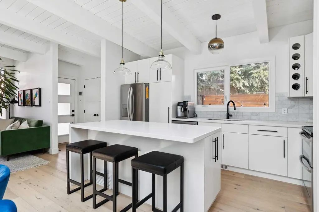 735 53 Avenue SW Calgary AB T2V 0C4