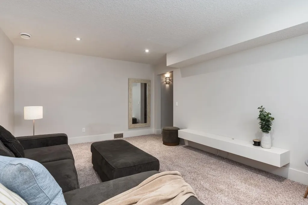 313 Centre Avenue SE Airdrie AB T4B 1H6