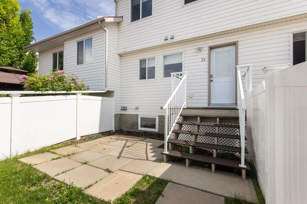 33 Donlevy Avenue Red Deer AB T4R 3B6