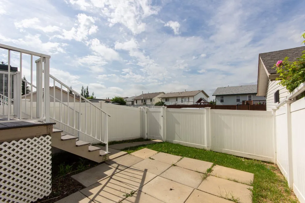 33 Donlevy Avenue Red Deer AB T4R 3B6