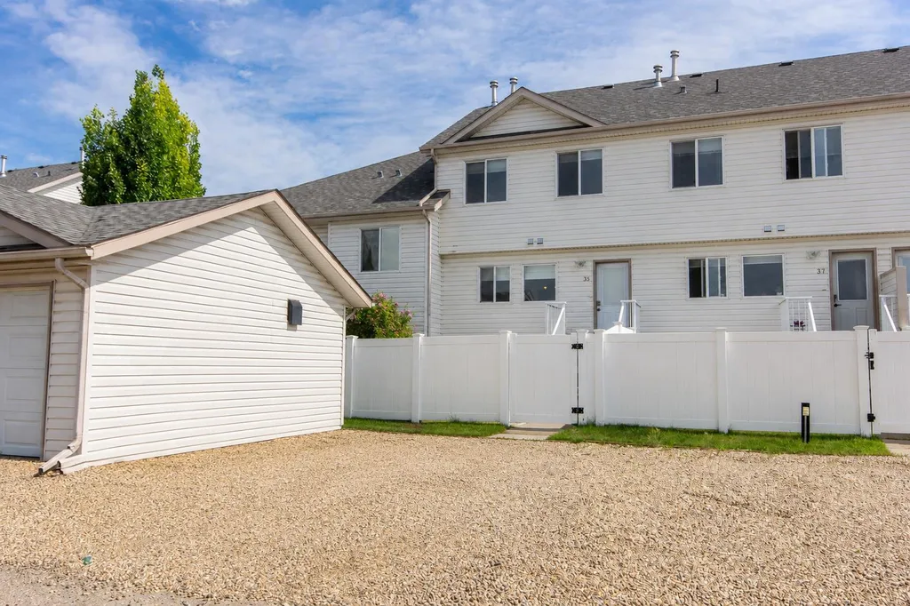 33 Donlevy Avenue Red Deer AB T4R 3B6