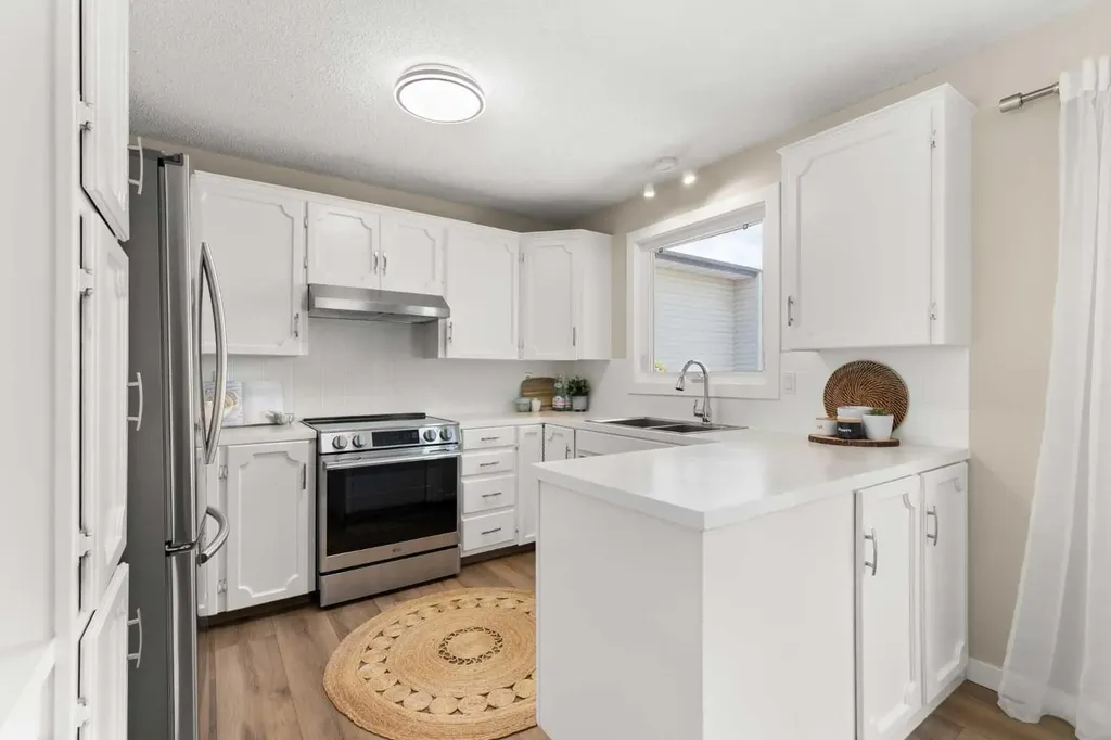 92 Sharpe Crescent SE Medicine Hat AB T1B3Y6
