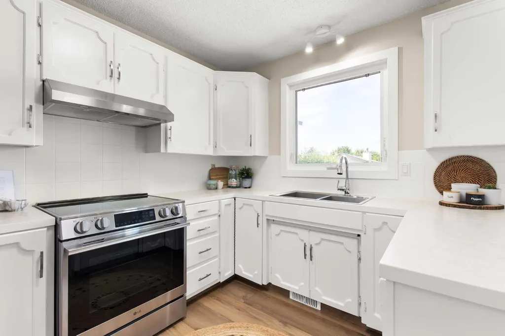 92 Sharpe Crescent SE Medicine Hat AB T1B3Y6