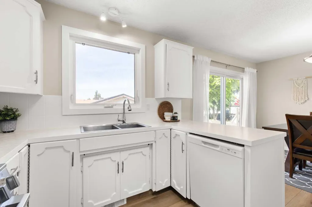 92 Sharpe Crescent SE Medicine Hat AB T1B3Y6