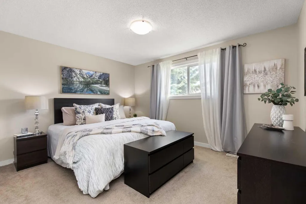 92 Sharpe Crescent SE Medicine Hat AB T1B3Y6