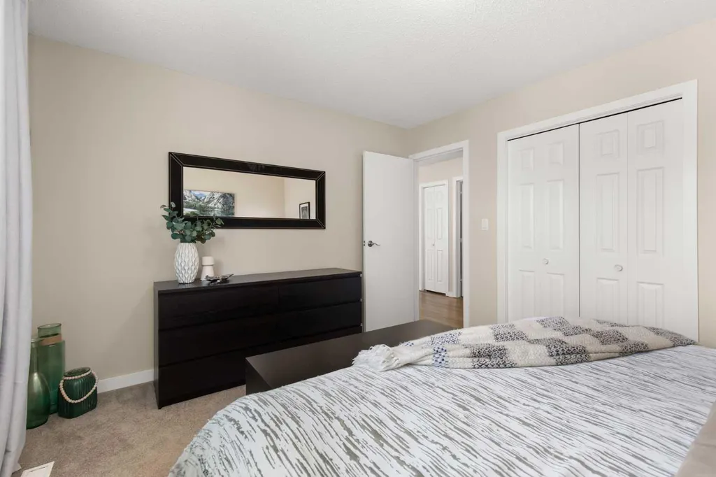 92 Sharpe Crescent SE Medicine Hat AB T1B3Y6