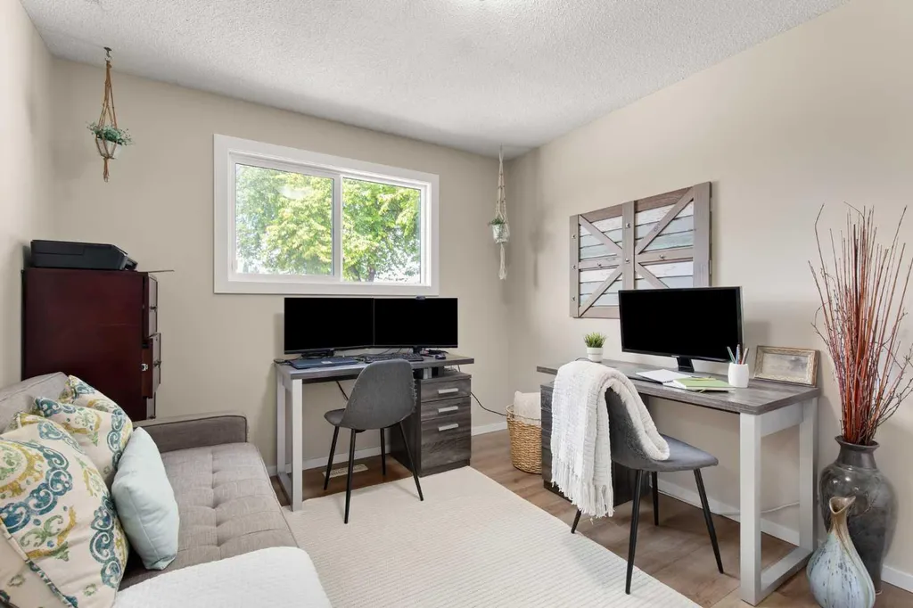 92 Sharpe Crescent SE Medicine Hat AB T1B3Y6