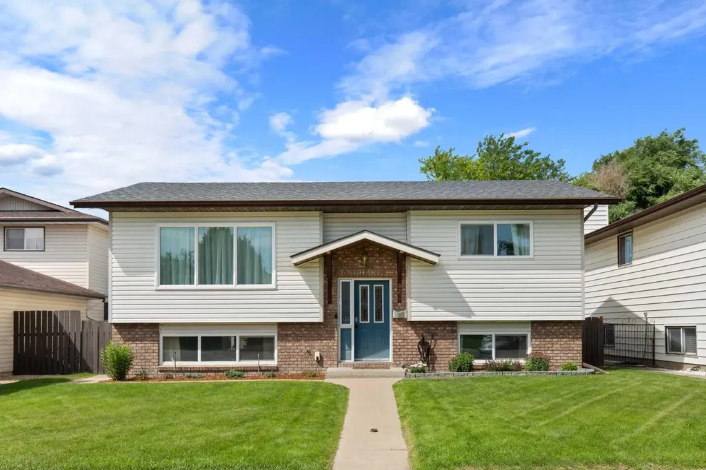 92 Sharpe Crescent SE Medicine Hat AB T1B3Y6