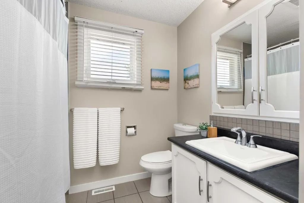92 Sharpe Crescent SE Medicine Hat AB T1B3Y6