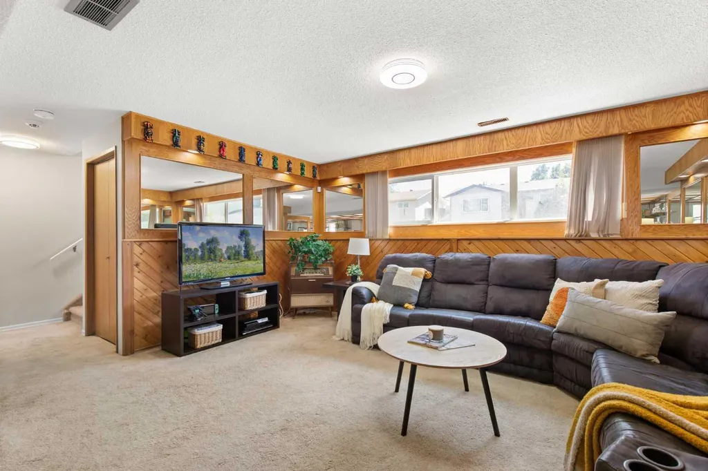 92 Sharpe Crescent SE Medicine Hat AB T1B3Y6