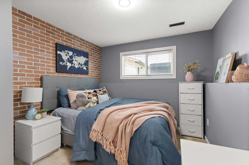 92 Sharpe Crescent SE Medicine Hat AB T1B3Y6