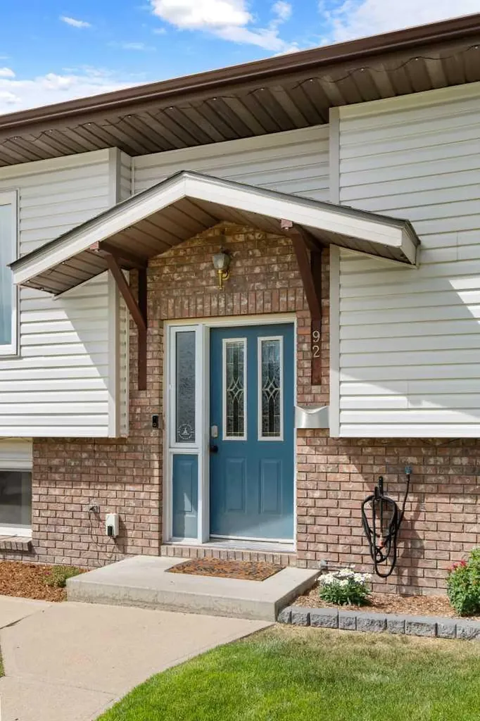 92 Sharpe Crescent SE Medicine Hat AB T1B3Y6