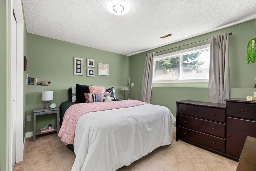 92 Sharpe Crescent SE Medicine Hat AB T1B3Y6