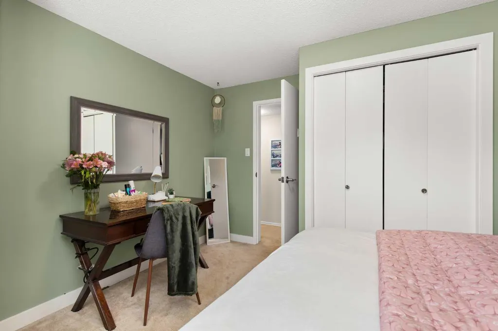 92 Sharpe Crescent SE Medicine Hat AB T1B3Y6