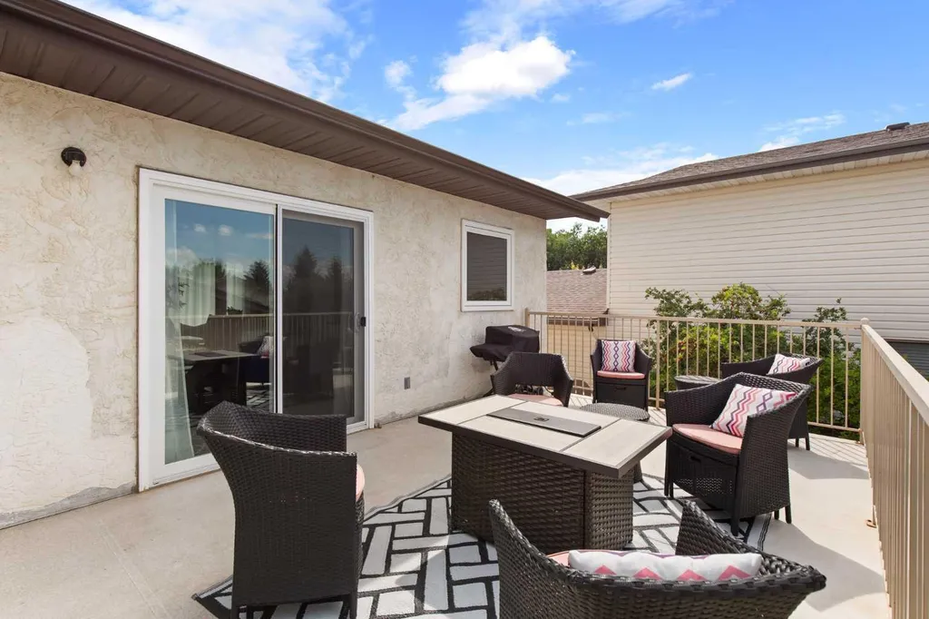 92 Sharpe Crescent SE Medicine Hat AB T1B3Y6