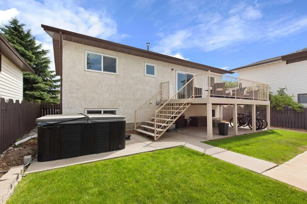 92 Sharpe Crescent SE Medicine Hat AB T1B3Y6