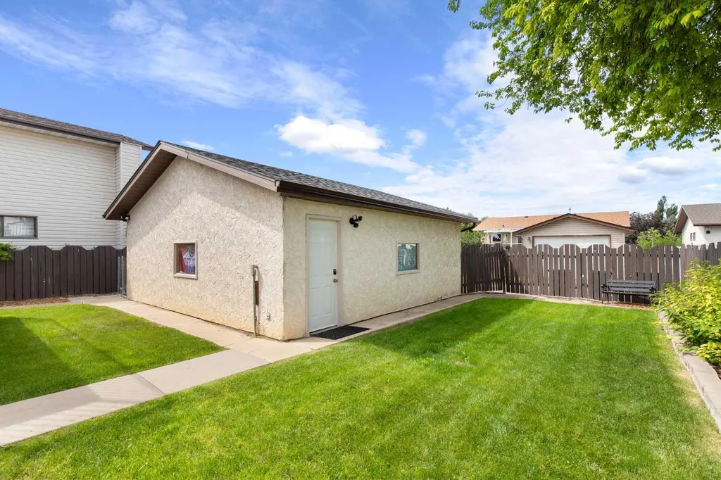 92 Sharpe Crescent SE Medicine Hat AB T1B3Y6