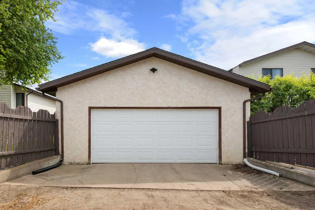 92 Sharpe Crescent SE Medicine Hat AB T1B3Y6