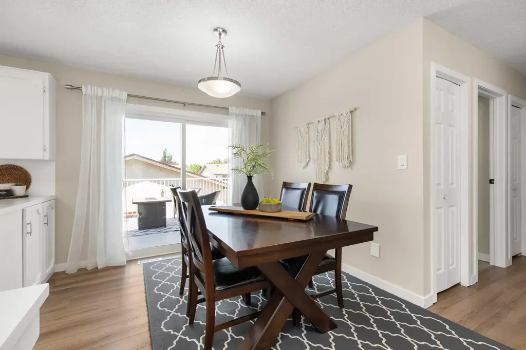 92 Sharpe Crescent SE Medicine Hat AB T1B3Y6