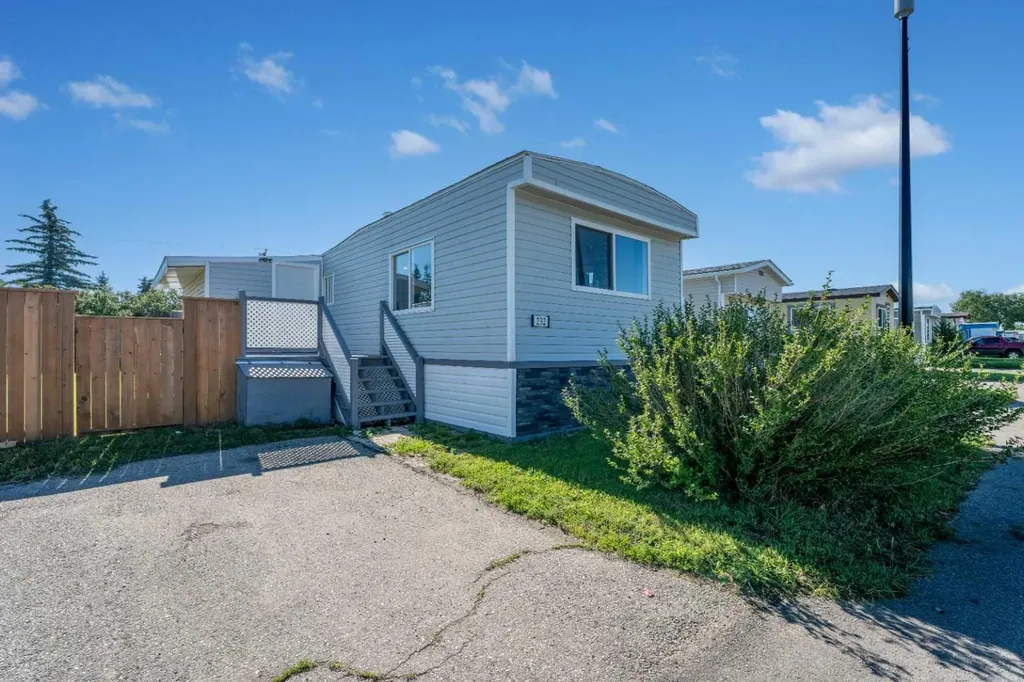 232 Polar Avenue NE High River AB T1V1J5