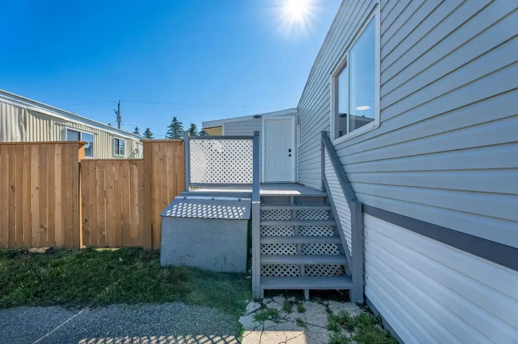 232 Polar Avenue NE High River AB T1V1J5