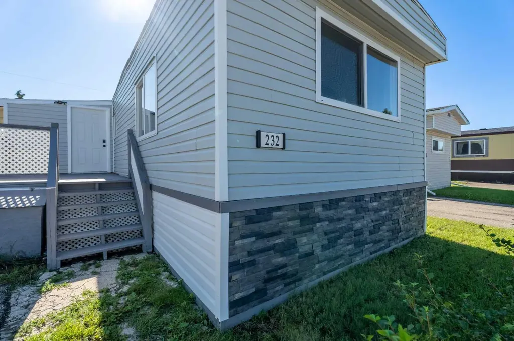 232 Polar Avenue NE High River AB T1V1J5