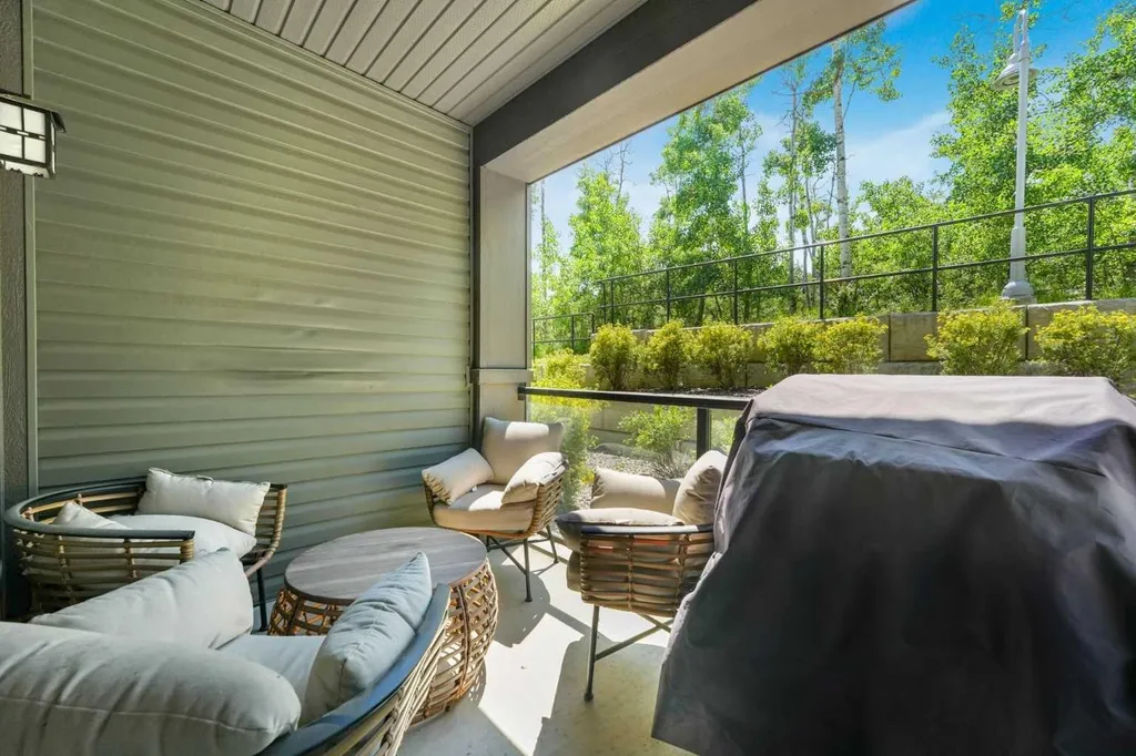 25 Aspenmont Heights SW Calgary AB T3H 0E4