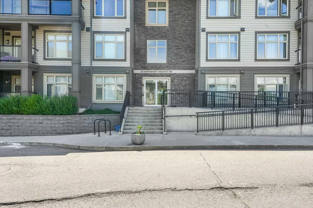 25 Aspenmont Heights SW Calgary AB T3H 0E4