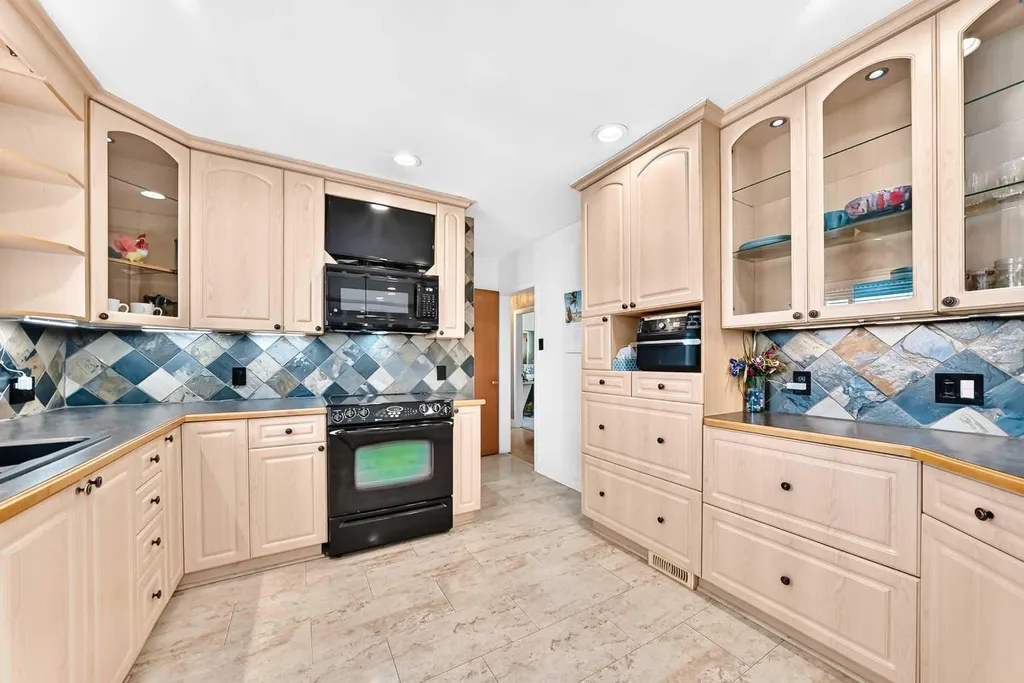 5608 Buckthorn Road NW Calgary AB T2K 2Y5