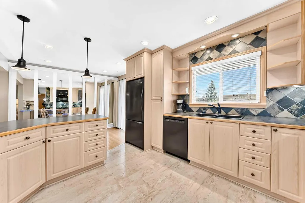 5608 Buckthorn Road NW Calgary AB T2K 2Y5