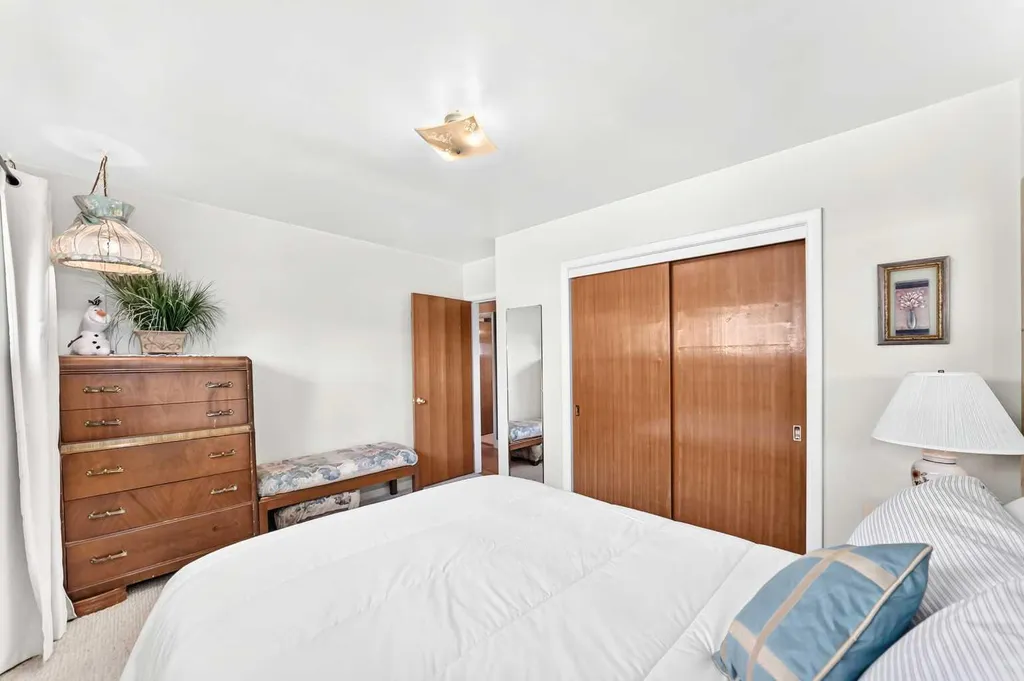 5608 Buckthorn Road NW Calgary AB T2K 2Y5