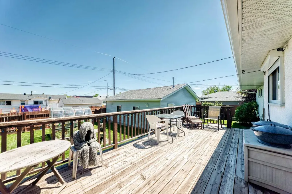5608 Buckthorn Road NW Calgary AB T2K 2Y5