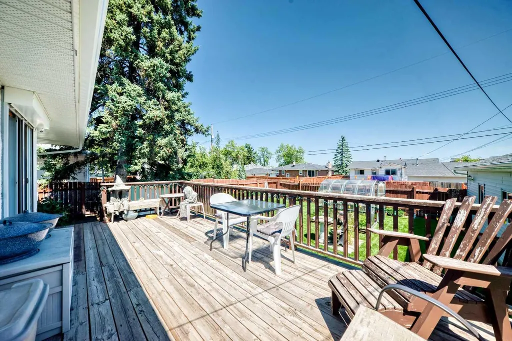 5608 Buckthorn Road NW Calgary AB T2K 2Y5