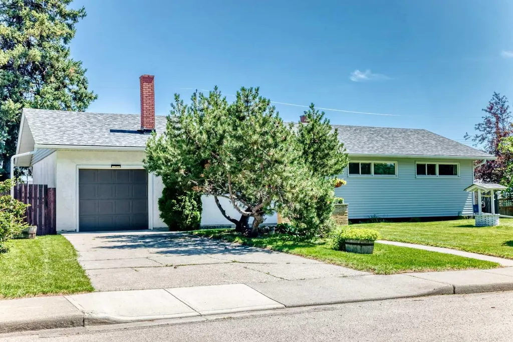 5608 Buckthorn Road NW Calgary AB T2K 2Y5