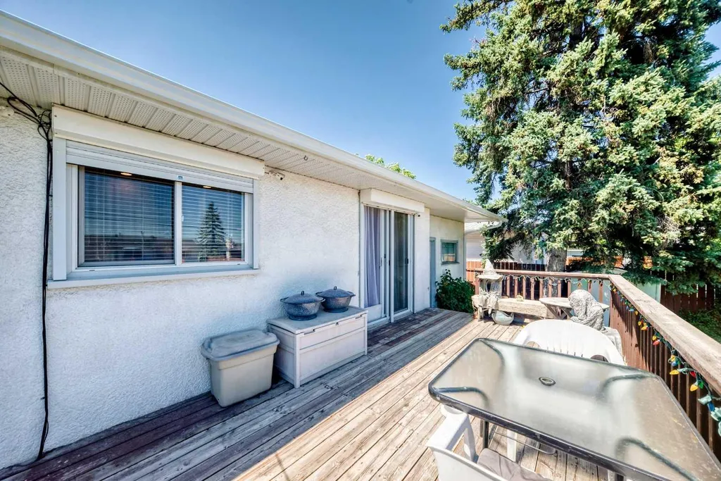 5608 Buckthorn Road NW Calgary AB T2K 2Y5