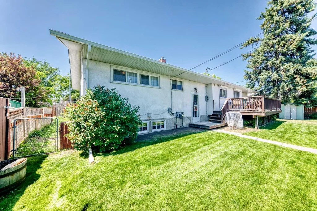 5608 Buckthorn Road NW Calgary AB T2K 2Y5