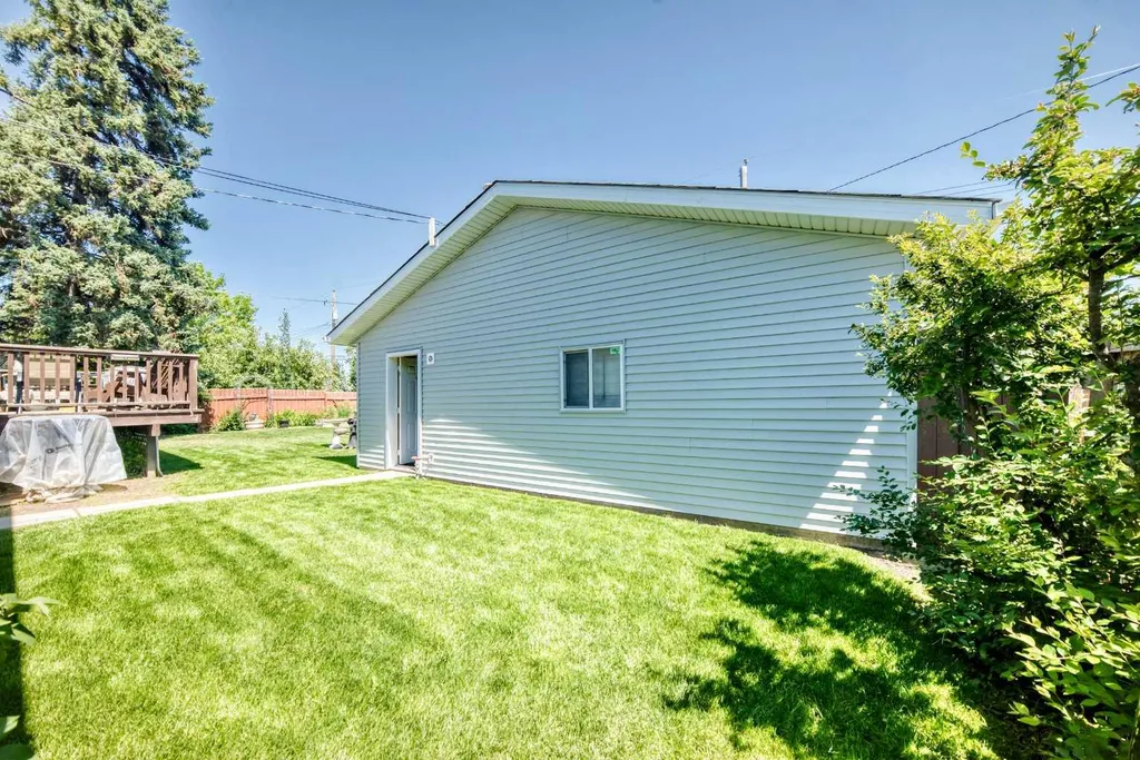 5608 Buckthorn Road NW Calgary AB T2K 2Y5