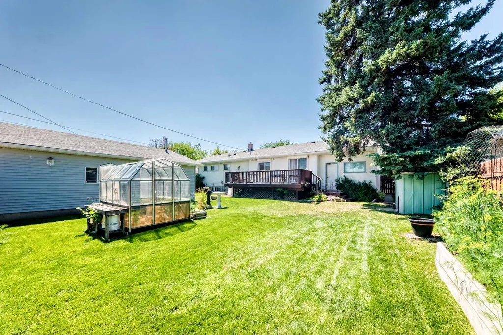 5608 Buckthorn Road NW Calgary AB T2K 2Y5