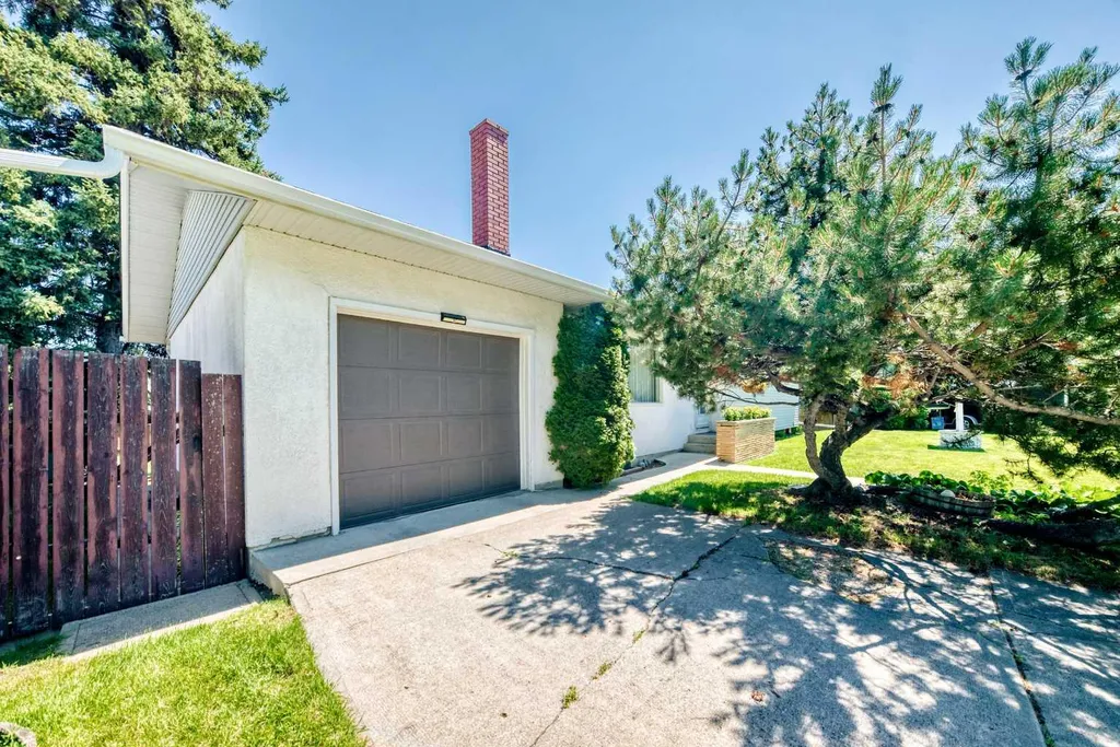 5608 Buckthorn Road NW Calgary AB T2K 2Y5
