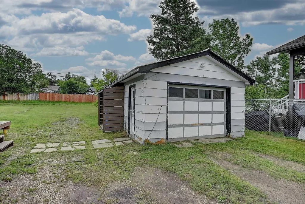 914 6 Avenue Beaverlodge AB T0H 0C0