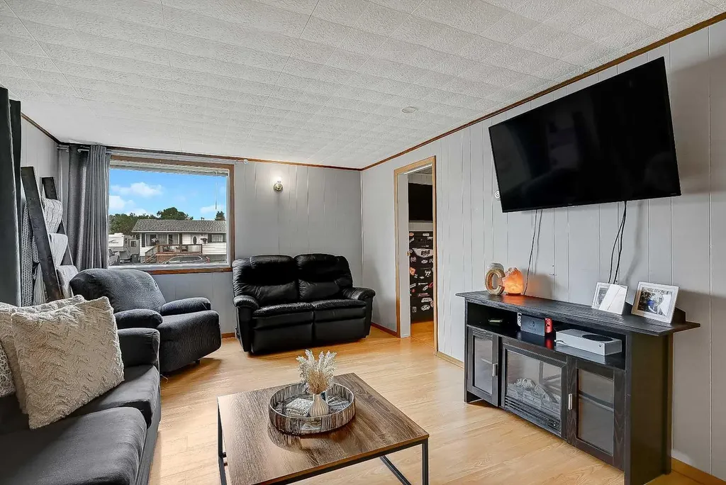 914 6 Avenue Beaverlodge AB T0H 0C0