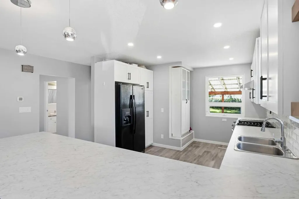 4132 50 Avenue Innisfail AB T4G 1J3