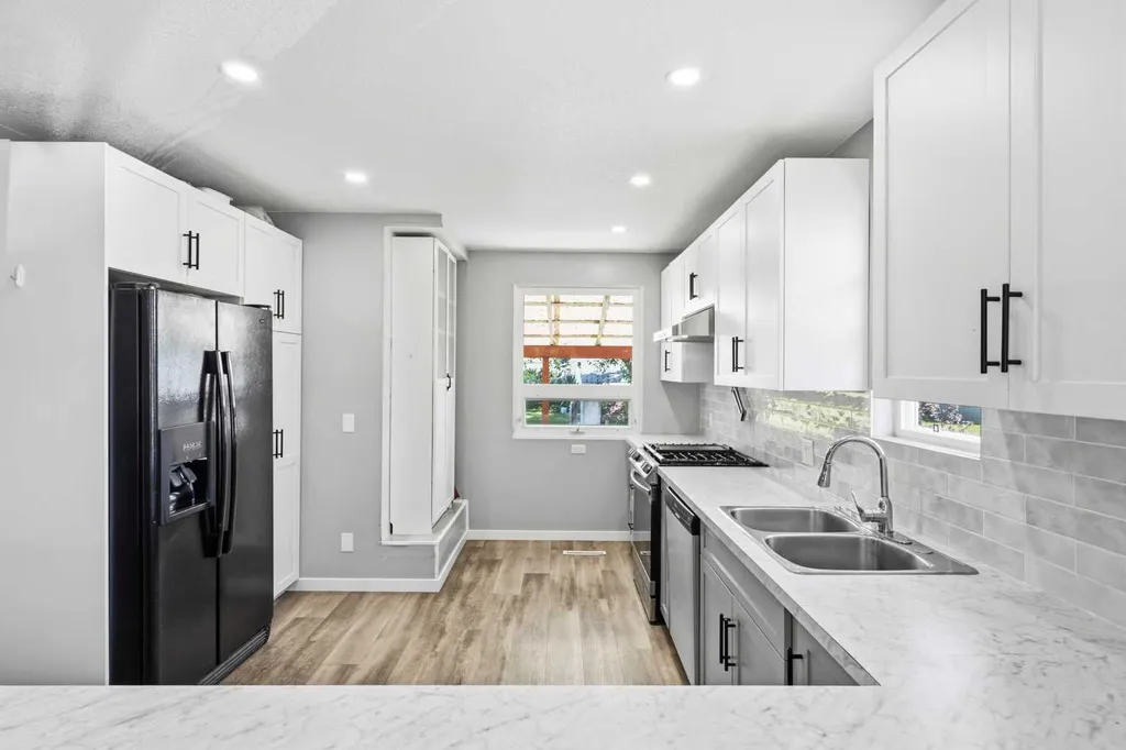 4132 50 Avenue Innisfail AB T4G 1J3