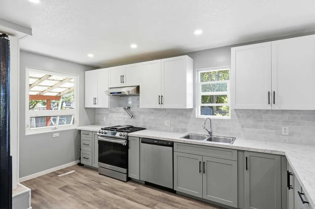 4132 50 Avenue Innisfail AB T4G 1J3