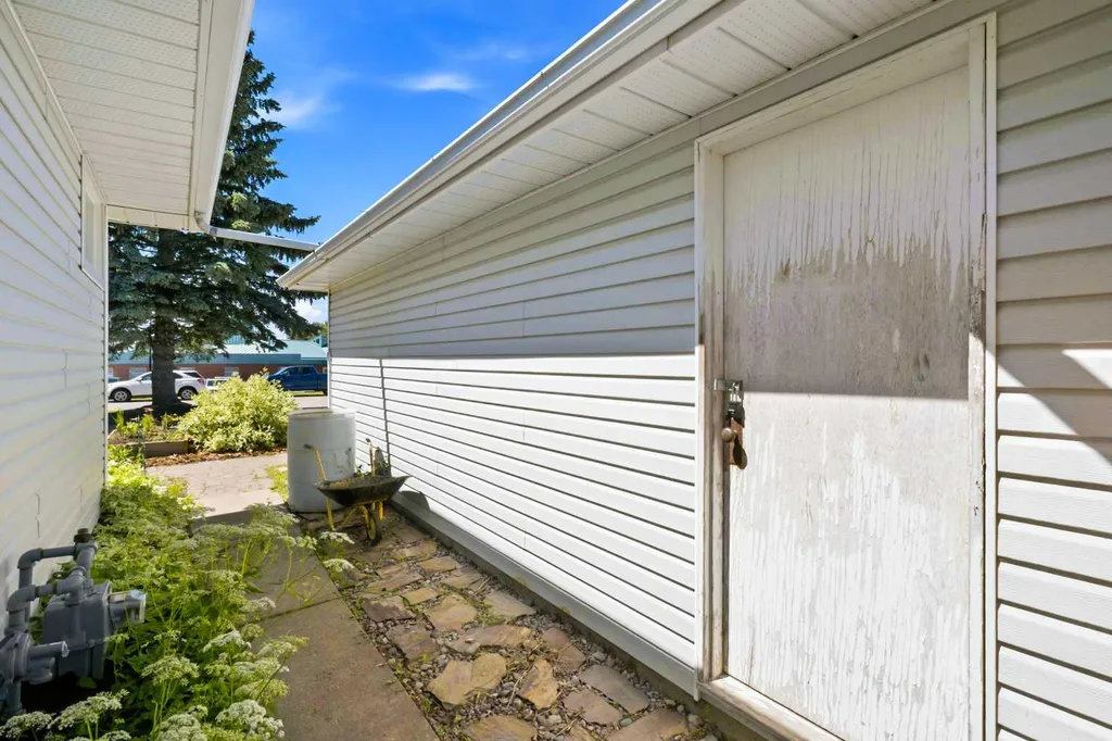 4132 50 Avenue Innisfail AB T4G 1J3