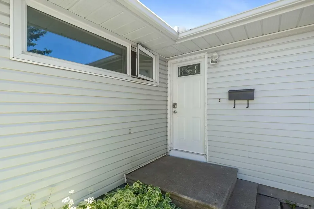 4132 50 Avenue Innisfail AB T4G 1J3